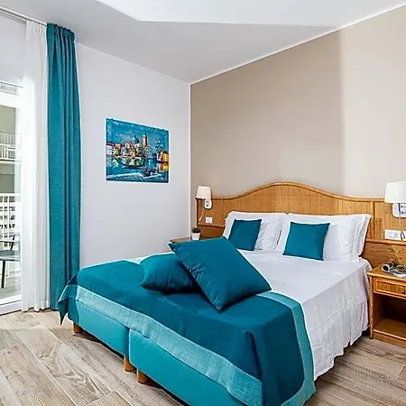 Hotel Capitol 4*