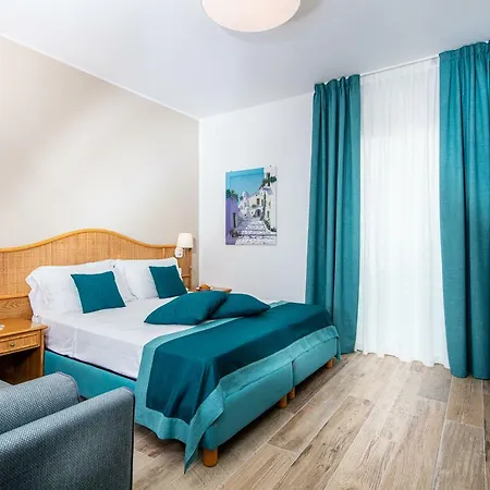 Hotel Capitol 4*